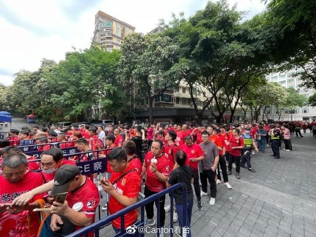 齐齐上山睇波！广州队中甲首战在即，越秀山场外成红色海洋 D88zH4Ww0W5Y09n6jpg