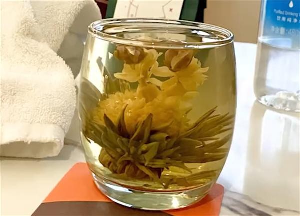 女子称五一首日出游排队花了 11 小时崩溃：被当地酒店礼物治愈 oBZ5r75uaKeRCu5ujpg