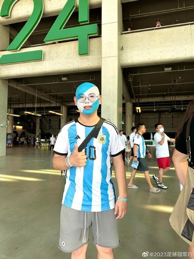 蓝白色的海洋！大批球迷正在工体外开始检票进场 rlT9JheooC9gbQO3jpg