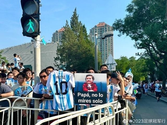 蓝白色的海洋！大批球迷正在工体外开始检票进场 LwZ8z18wwaiwa38wjpg