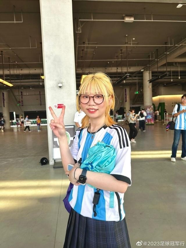 蓝白色的海洋！大批球迷正在工体外开始检票进场 VV2VKlR509Qv219ojpg