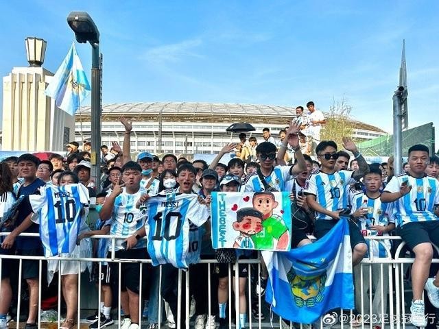 蓝白色的海洋！大批球迷正在工体外开始检票进场 f673FpM6fx4VP9gPjpg