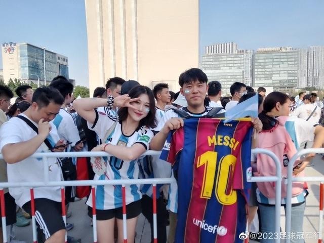 蓝白色的海洋！大批球迷正在工体外开始检票进场 mmaZ3Pmhw1M077A7jpg