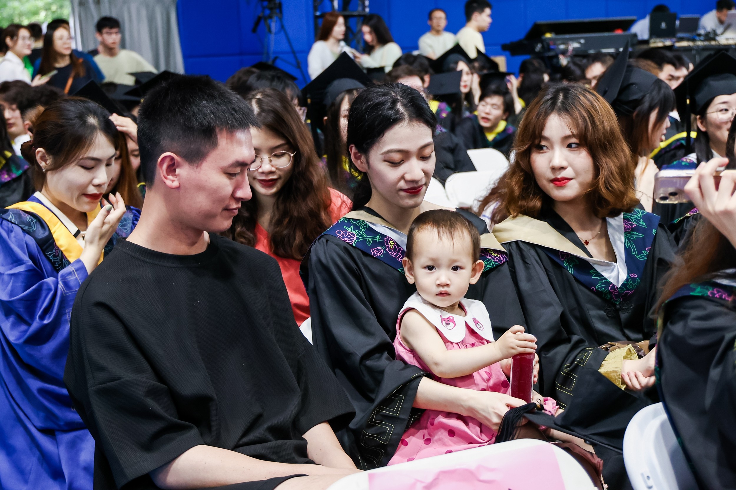 上海海洋大学为两届学生补办毕业典礼，有毕业生从国外赶回 T9hp2u8B28H13Z35jpg